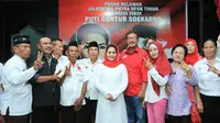 Acara itu dihadiri ratusan relawan Projo. Terlihat pula Ketua DPD Projo Jawa Timur Ir. Suhandoyo hadir di acara tersebut.