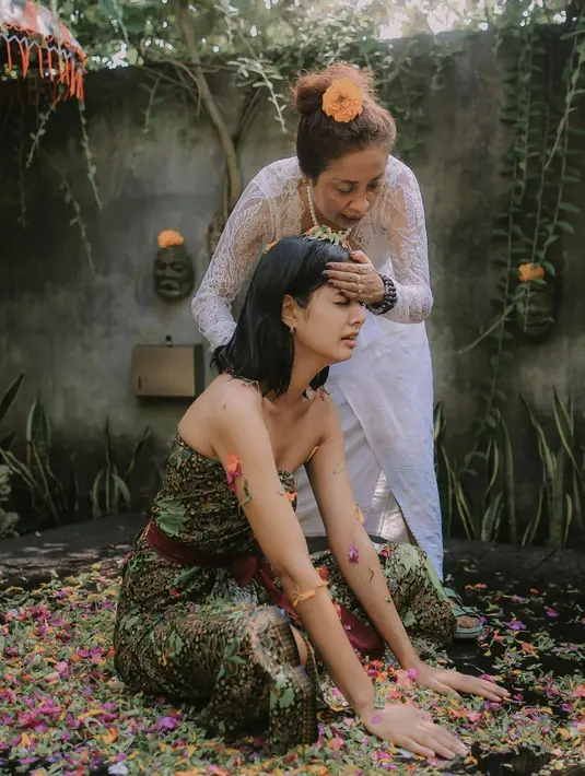 Di bagian caption foto, Aurelie juga menjelaskan mengapa dirinya melakukan melukat. 'Who would have thought a young girl as cheerful as you actually carried so much trauma inside for so long! Your soul is exhausted, Aurélie. It’s time to let go. Trauma creates changes you don’t choose. Healing is about creating change that you do choose.' Foto: Instagram.