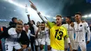 Striker PSG, Neymar (Kaos kuning) bersama rekan-rekannya merayakan kemenangan timya usai bertanding melawan Liverpool pada grup C Liga Champions di stadion Parc des Princes di Paris (28/11). PSG menang 2-1 atas Liverpool. (AP Photo/Thibault Camus)
