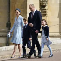 Pangeran William dan Kate Middleton mengajak Pangeran George dan Putri Charlotte merayakan Paskah di Kapel St.George, Istana Windsor, 17 April 2022. (dok. Andrew Matthews / POOL / AFP)