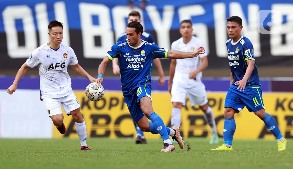 Pemain Persib Bandung Ezra Walian saat melawan Persik Kediri pada laga BRI Liga 1 2022/2023 di Stadion Pakansari, Bogor, Jawa Barat, Rabu (8/3/2023). Persik Kediri mengalahkan Persib Bandung dengan skor 2-0. (Bola.com/M. Iqbal Ichsan)
