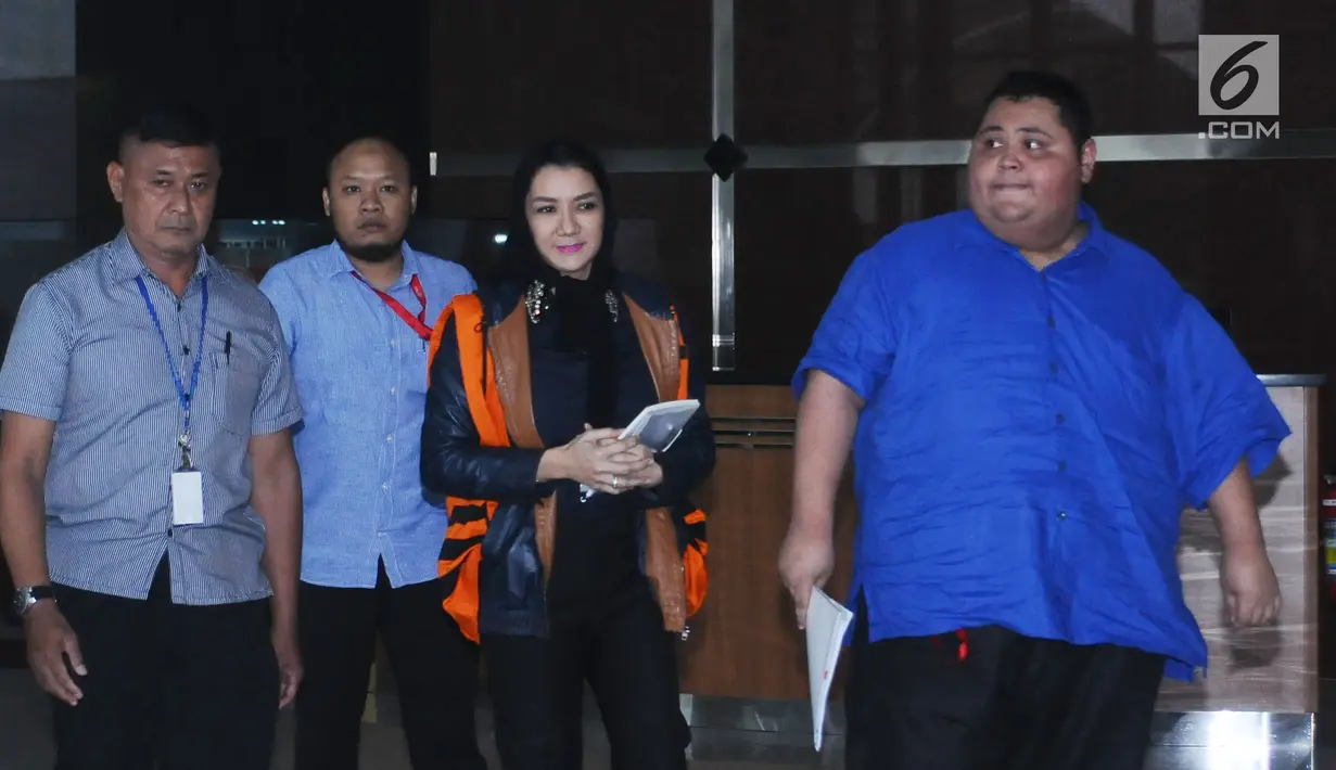 Bupati Kukar, Rita Widyasari (ketiga kiri) usai diperiksa di gedung KPK, Jakarta, Selasa (10/10). Rita diperiksa sebagai tersangka dugaan korupsi pemberian izin perkebunan kelapa sawit di Desa Kupang Baru, Kaltim. (Liputan6.com/Helmi Fithriansyah)