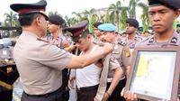 Kapolda Riau Irjen Pol Widodo Eko Prihastopo melepas seragam polisi dipecat. (Liputan6.com/M Syukur)