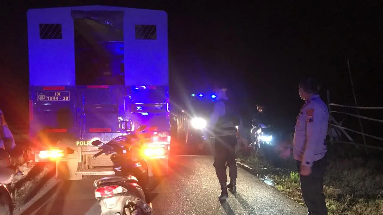 Polisi mencegah perang sarung dan menyita sajam. (Foto: Liputan6.com/Polres Pemalang)