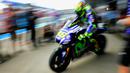 Pebalap Movistar Yamaha, Valentino Rossi, merebut pole position setelah menjadi yang tercepat pada sesi kualifikasi MotoGP Jerez di Sirkuit Jerez, Spanyol, Sabtu (23/4/2016). (AFP/Cristina Quicler)