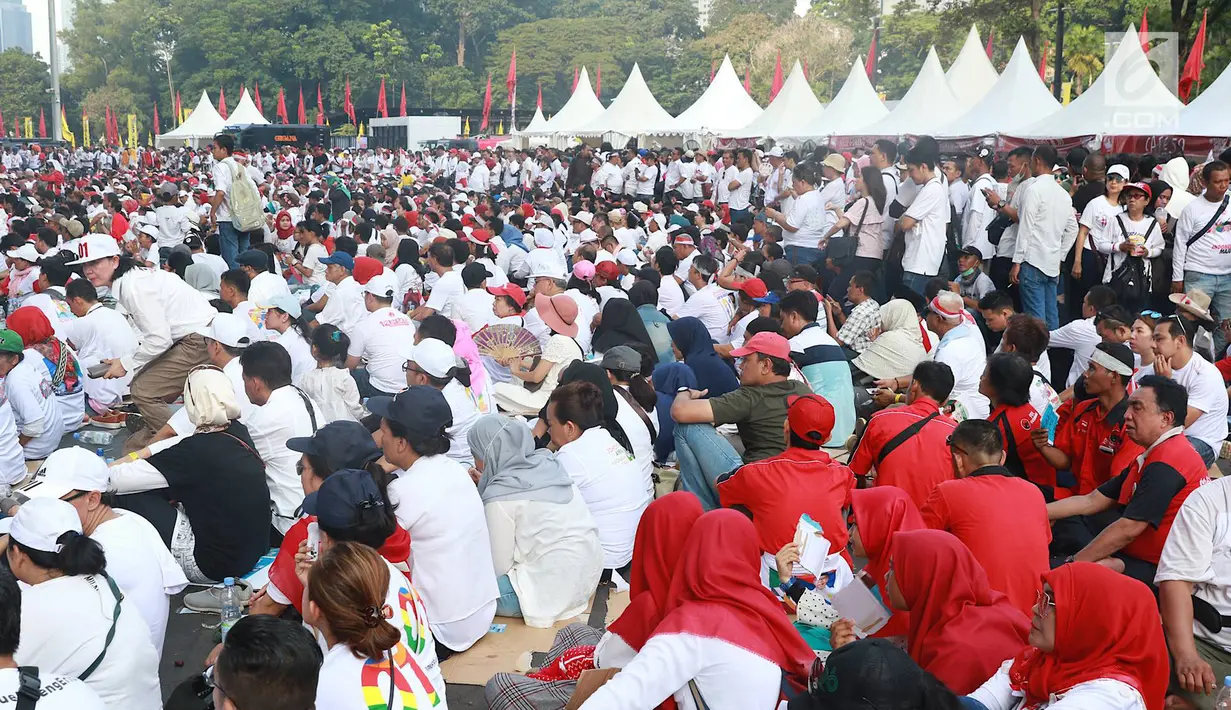 Massa pendukung paslon nomor urut 01 menggelar nonton bareng Konser Putih Bersatu di luar Stadion GBK, Jakarta, Sabtu (13/4). Tingginya antusiasme warga menghadiri kampanye akbar Jokowi-Ma'ruf Amin membuat SUGBK penuh hingga warga terpaksa menonton dari luar stadion. (Liputan6.com/Immanuel Antonius)