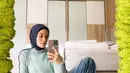 Ingin paduan hijab warna gelap? Coba padukan dengan hijab warna navy. Chic abis! (Instagram/tantrinamirah).