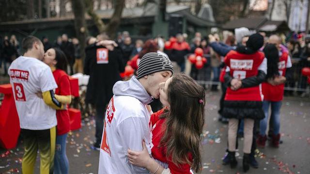 Pasangan menghadiri kontes ciuman terlama tahunan ke-12 pada hari Valentine, di Jembatan Cinta, di pusat kota Serbi. (Vrnjacka Banja Vladimir Zivojinovic/AFP)