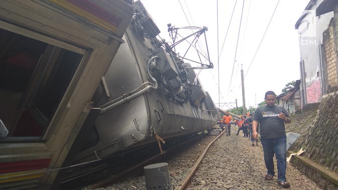 Kereta rel listrik (KRL) mengalami anjlok dan menabrak tiang listrik saat melintasi antara stasiun Cilebut dan Stasiun Bogor. (Liputan6.com/Achmad Sudarno)