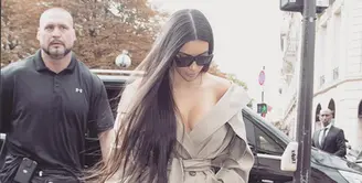 Lebih meningkatkan rasa kewaspadaan dilakukan oleh Kim Kardashian saat hadir di konser Kanye West beberapa hari lalu. Kim yang selalu mendapat pengawalan, kali ini menambah jumlah personilnya. (Instagram/Kimkardashian)