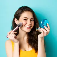 Ilustrasi perempuan memakai cushion (foto: Freepik/bozniac)