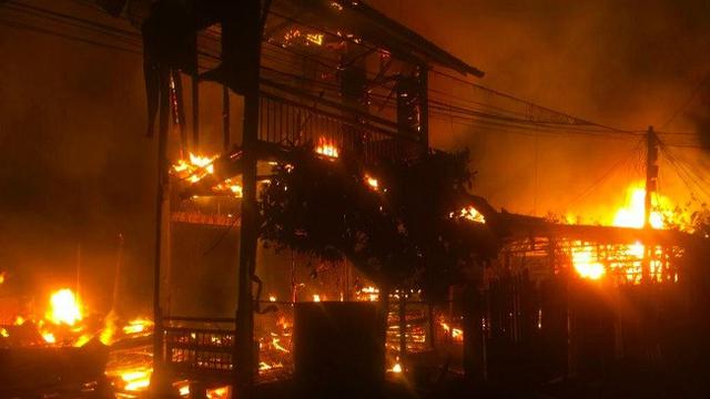 Kebakaran yang menghanguskan 13 rumah dan menewaskan ibu serta anak di Rokan Hilir.