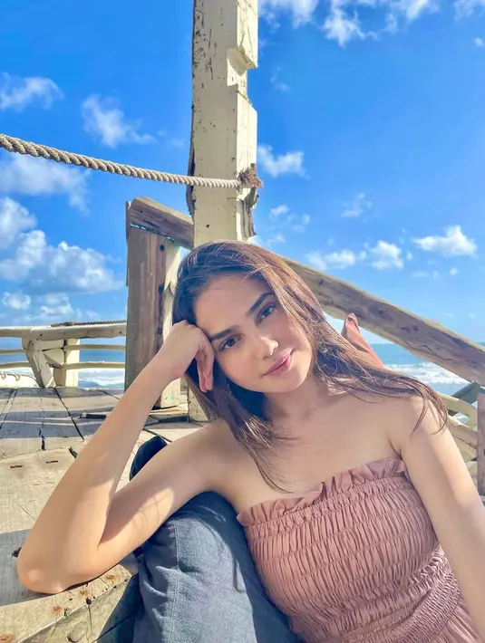 Syifa Hadju terlihat cantik kenakan strapless pleated dress warna cokelat muda [@syifahadju]