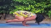 Aksi Yoga Rumit Ala Wanita Bertubuh Subur 