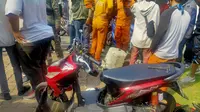 Sepeda motor korban kecelakaan lalu lintas rusak parah setelah menabrak trotoar di Jalan Medan Merdeka Utara, Jakarta Pusat. Korban tewas di lokasi kejadian. (Dok Kepolisian)