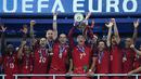 Cristiano Ronaldo bersama Timnas Portugal menjuarai Piala Eropa 2016 setelah mengalahkan Prancis, 1-0. (AFP)