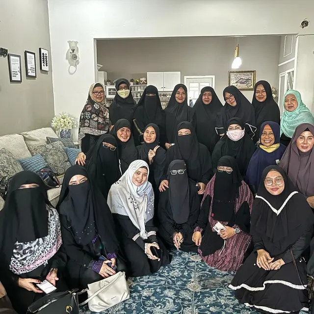 Reza Artamevia memimpin pembacaan doa sholawat Nabi Muhammad SAW di pengajian Umi Pipik (https://www.instagram.com/p/CZHdGwMvNDp/)