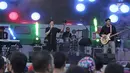 Penampilan Band Bragi dalam event bertajuk "The 90s Festival" di Gambir Expo, Kemayoran, Jakarta, Sabtu (25/11). (Liputan6.com/Herman Zakharia)