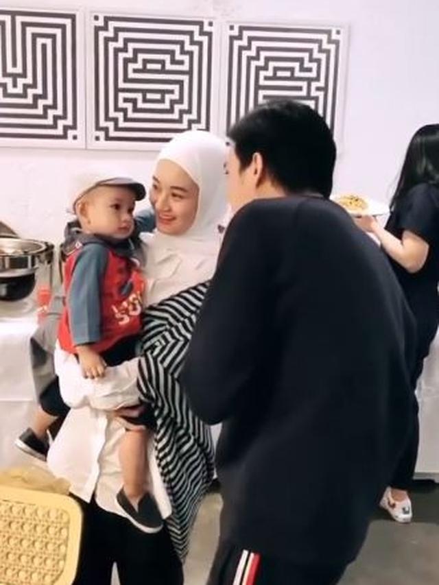 Resmi Menikah Ini 6 Potret Kebersamaan Dinda Hauw Dan Rey Mbayang Hot Liputan6 Com