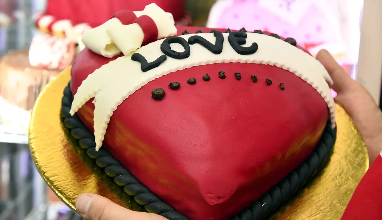 Kue berbentuk hati diabadikan dalam bentuk foto pada momen Hari Valentine di Damaskus, Suriah, Rabu (12/2/2020). (Xinhua/Ammar Safarjalani)