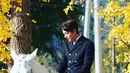 Gaya Lee Min Ho diatas kuda putih dengan latar belakang pohon di musim gugur ini tentu saja membuatnya terlihat semakin memesona. Tak sedikit pula para netizen yang memuji penampilan Lee Min Ho tersebut. (Liputan6.com/IG/@anstagram_._)