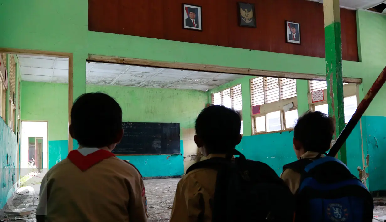Siswa SDN 12 Kramat Jati, Jakarta, saat berada di dalam ruang kelas mereka yang tampak kumuh, Rabu (21/10). Sudin Pendidikan Jakarta Timur mengaku tak memiliki anggaran hingga sekolah itu terbengkalai hampir dua tahun. (Liputan6.com/Yoppy Renato)