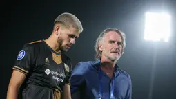 Pelatih Dewa United, Jan Olde Riekerink (kanan) memberikan semangat kepada Majed Osman Sobhi saat laga lanjutan BRI Liga 1 2022/2023 antara Dewa United melawan Persis Solo di Stadion Indomilk Arena, Tangerang, Sabtu (14/01/2023). (Bola.com/Bagaskara Lazuardi)
