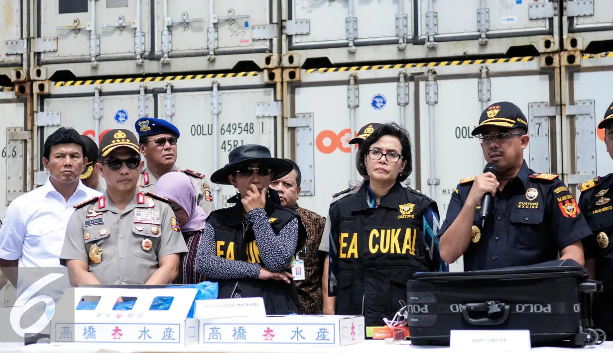 Dirjen Bea Cukai Heru Pambud memberikan keterangan dalam rilis penggagalan penyelundupan produk perikanan dan bahan pembuat bom di New Port Container Terminal 1, Tanjung Priok Jakarta, Selasa (13/9). (Liputan6.com/Faizal Fanani)