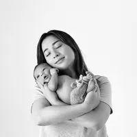 Nikita juga merasakan anugerah luar biasa dengan menjadi seorang ibu. Kasih sayang pada sang anak tergambar jelas dalam pemotreatan ini. (instagram.com/indpriw)