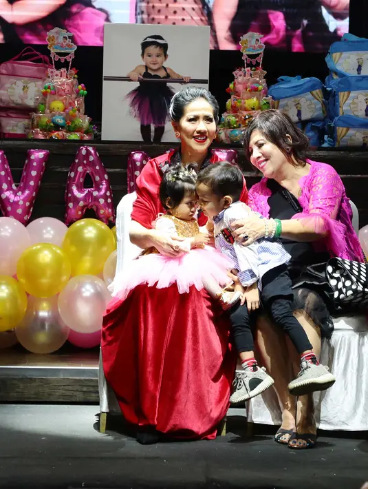 "Alhamdulillah ini hari ulang tahun Vania. Perencanaannya memang dilakukan sangat singkat," kata Venna di Musro, Hotel Borobudur, Jakarta Pusat, Minggu (17/9). (Nurwahyunan/Bintang.com)