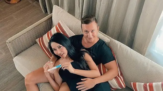Lucinta Luna perlihatkan kehamilan bersama pacar bule nya (https://www.instagram.com/p/CPPZE8sBYEr/)