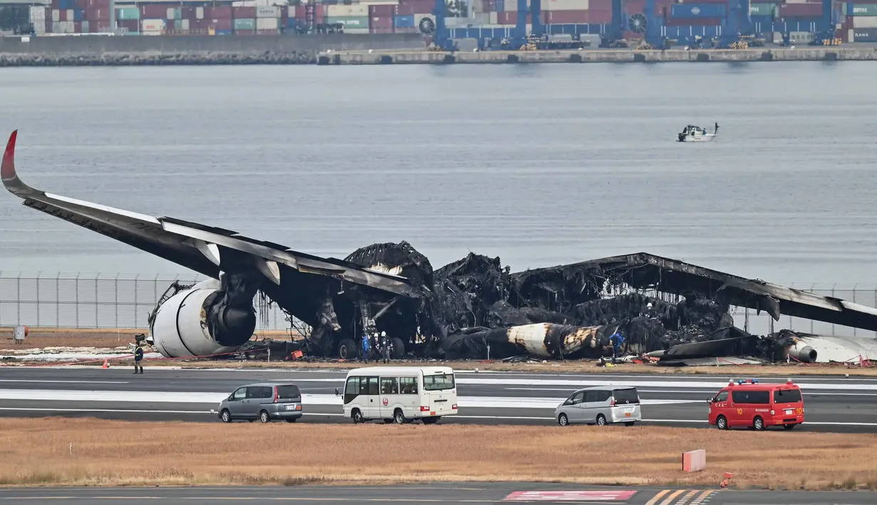 Insiden terjadi ketika pesawat tersebut menabrak pesawat penumpang Japan Airlines yang sedang mendarat di bandara Haneda, Tokyo. (Richard A. Brooks/AFP)