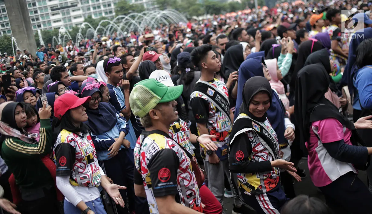 Aksi flashmob saat kegiatan Millenial Road Safety Festival’ di Bundaran HI, Jakarta Pusat, Minggu (20/1). Kegiatan Millennial Road Safety Festival tersebut merupakan kampanye keselamatan berlalu lintas. (Liputan6.com/Faizal Fanani)