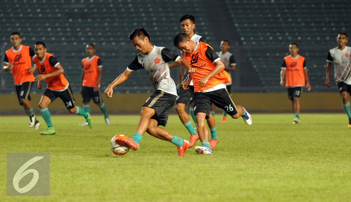 Sejumlah pemain PS TNI melakukan latihan uji lapangan di Stadion GBK Jakarta, Kamis (9/6/2016). PS TNI akan melakoni laga melawan Persija dalam lanjutan Torabika Soccer Championship presented by IM3 Ooredoo, Jumat (10/6). (Liputan6.com/Helmi Fithriansyah)