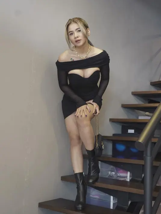 <p>Kartika Wijaksana, istri komika Uus [Instagram/kartikawijaksana]</p>