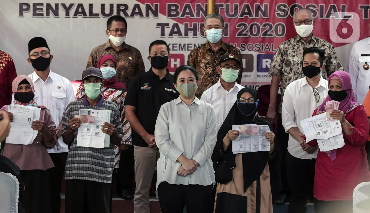 Ketua DPR RI Puan Maharani (tengah) didampingi Menko PMK Muhadjir Effendy dan Menteri Sosial Juliari Batubara saat penyerahan langsung Bantuan Sosial Tunai (BST) di Desa Cikande, Kecamatan Jayanti, Kabupaten Tangerang, Selasa (23/6/2020). (Liputan6.com/Johan Tallo)