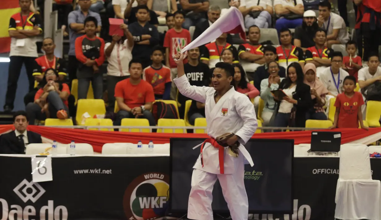 Ahmad Zigi Zaresta merayakan keberhasilannya meraih emas pada Kejuaraan Dunia Karate Junior, Cadet dan U-21 di ICE, BSD, Tangerang, Kamis (12/11/2015). (Bola.com/Vitalis Yogi Trisna)