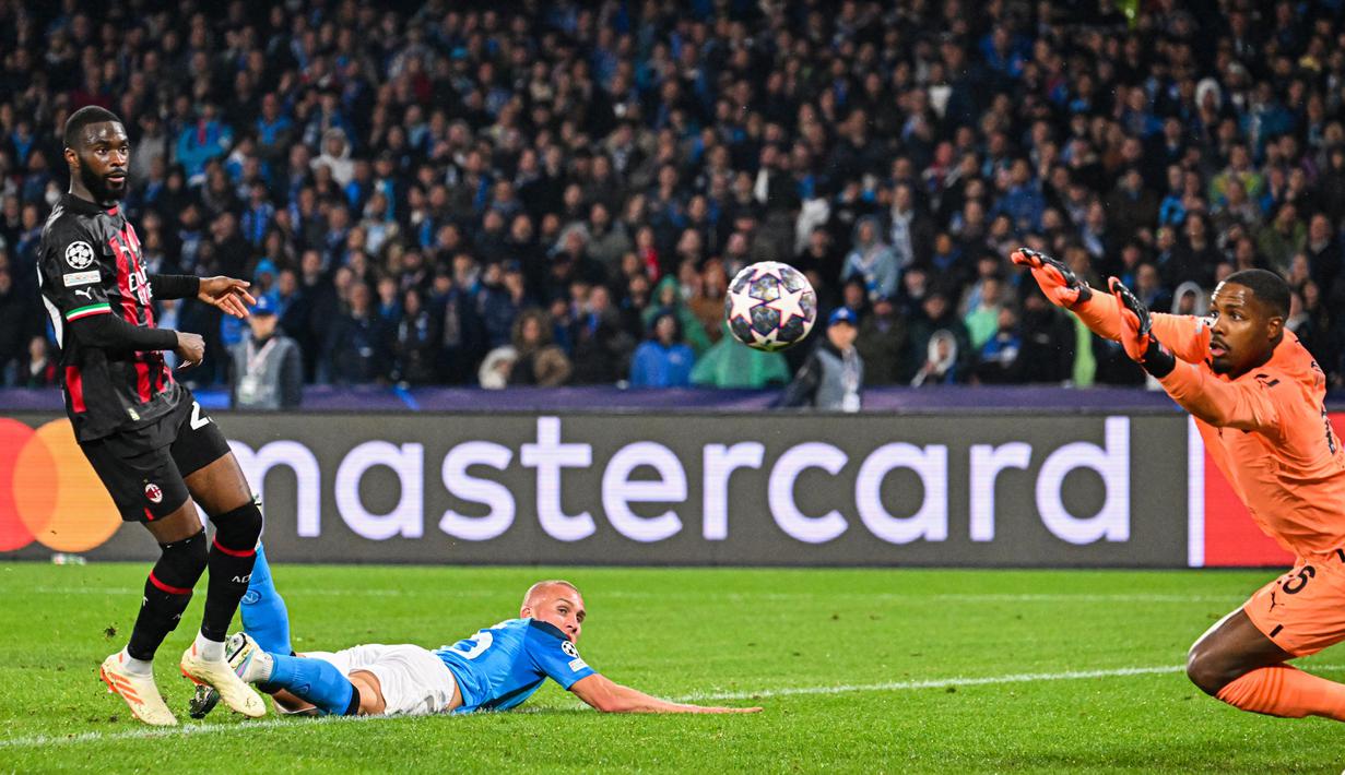 Kiper AC Milan, Mike Maignan, melakukan penyelamatan saat melawan Napoli pada laga babak perempat final leg kedua di Stadio Diego Armando Maradona, Rabu (19/4/2023). I Rossoneri lolos ke semifinal Liga Champions setelah kali terakhir melakukannya pada 2007 silam. (AFP/Alberto Pizzoli)