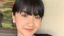 Manisnya Nadya Arina begitu terpancarkan saat tersenyum seperti ini. Pemeran Gwenny di film Magic Hour bila diperhatikan bisa bikin jatuh hati. Perempuan berusia 22 tahun terlihat lebih fresh saat berponi. (Liputan6.com/IG/@nadyaarina)