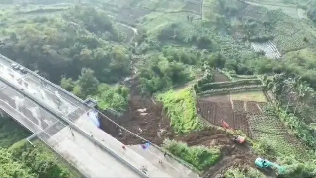 Longsor di Jalan Tol Bocimi (Liputan6.com/Istimewa)