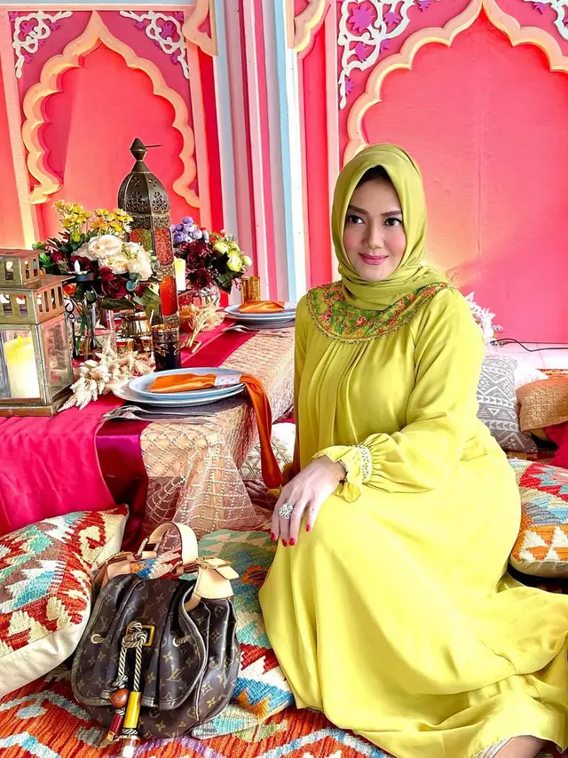 6 Inspirasi Outfit Gamis ala Bella Saphira, Elegan untuk Wanita 50 Tahunan