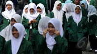 Sejumlah pelajar usai mengikuti upacara memperingati Hari Pendidikan Nasional di Kemendikbud, Jakarta, Sabtu (2/5/2015). Peringatan tersebut mengangkat tema 'Gerakan Pencerdasan dan Penumbuhan Generasi Berkarakter Pancasila'. (Liputan6.com/Johan Tallo)