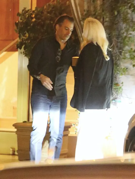 Kabar pertunangan mereka sudah lama tersiar, namun juru bicara Gaga belum memberikan keterangan lebih lanjut terkait soal hal ini. Selain itu keduanya terlihat tengah berciuman di depan umum. (doc.dailymail.com)