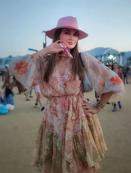 <p>Sementara di hari ketiga, Luna Maya memilih look ala cowboy yang memadukan dress loose ruffle bermotif lengkap dengan topi. Hiasan rhinestone di dahi menyempurnakan penampilannya. (Instagram/lunamaya).</p>