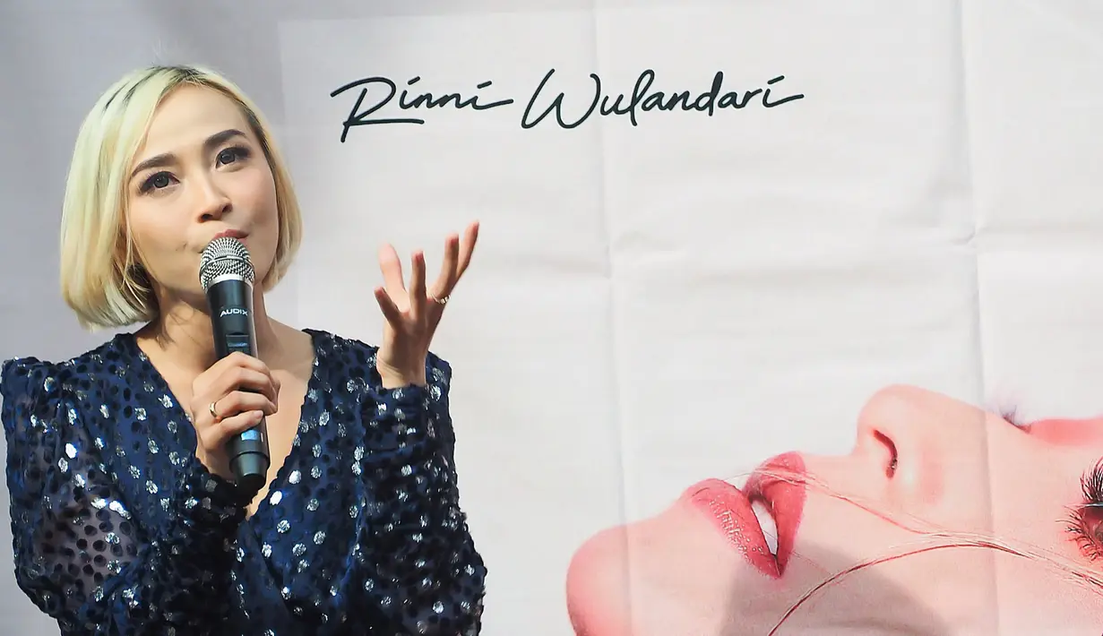 Beruntung, Rinni kerap mendapat dukungan dari sang suami. Jevin Julian selalu memberikan masukan terhadap karier Rinni, terutama untuk single terbarunya ini, Born Ready, yang bisa didengarkan di seluruh aplikasi streaming musik mulai 31 Januari 2020. (Bambang E.Ros/Fimela.com)