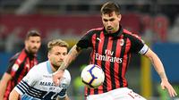 Alessio Romagnoli - Kehadiran Fikayo Tomori lambat laun mulai menggeser posisinya sebagai pilihan utama di sektor pertahanan AC Milan. Real Madrid bisa menjadi pelabuhan sang pemain mengingat kontrak kapten AC Milan itu juga bakal berakhir pada Juni 2022. (AFP/Miguel Medina)
