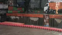 Situasi di Pintu Air Manggarai, Jakarta, Senin (5/2). Hujan deras yang mengguyur Bogor hingga Jakarta membuat beberapa pintu air mengalami kenaikan volume. (Liputan6.com/Faizal Fanani)