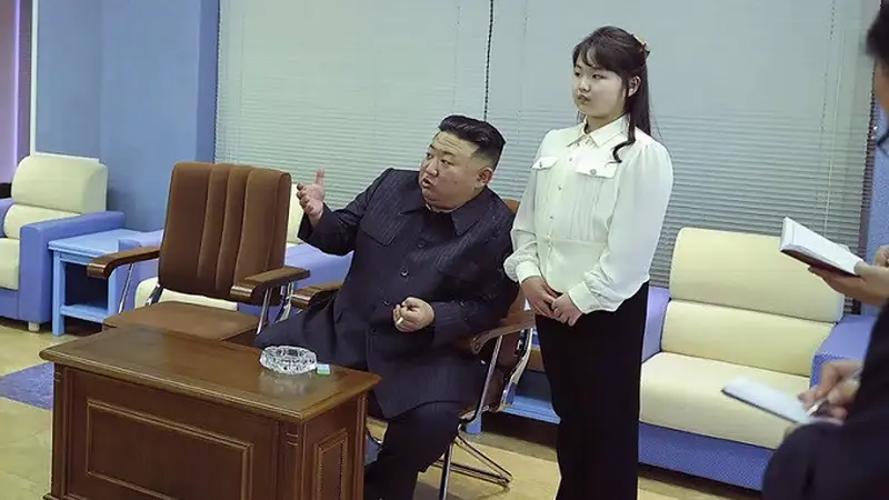 Foto yang dirilis pemerintah Korea Utara menunjukkan Kim Jong Un dan putrinya Kim Ju Ae mengunjungi National Aerospace Development Administration di Korea Utara pada Selasa (18/4/2023). (Dok. KCNA via AP)