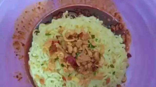 6 Potret Makan Mi Goreng Tidak Diaduk Ini Nyeleneh