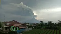 Gunung Sinabung di Kabupaten Karo, Sumatera Utara, kembali meletus pada Jumat (6/4/2018), pukul 16.07 WIB. (Foto: Dok. BNPB/Reza Effendi)